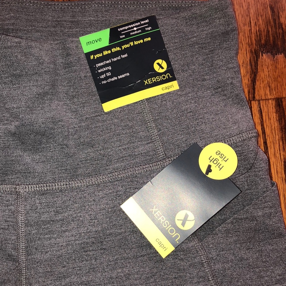 Capri leggings with pockets on both sides of the legs